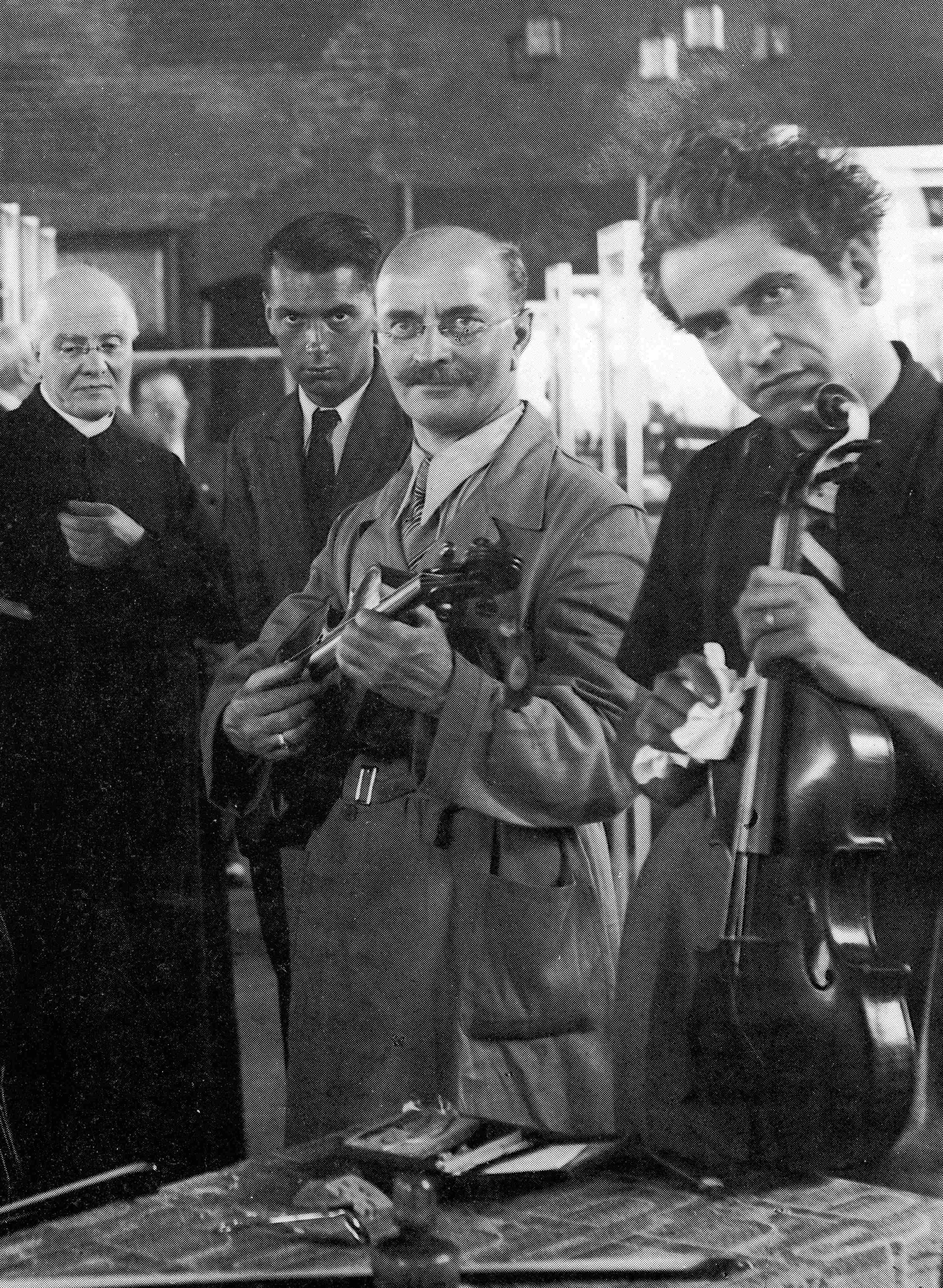 A destra nella foto: il Maestro Sacconi durante i lavori preparatori della grande mostra del «Bicentenario Stradivariano», allestita a Cremona dal maggio all’ottobre del 1937. A sinistra nella foto: il professor don Illemo Camelli, pittore cremonese e all’epoca direttore dei Musei Civici di Cremona