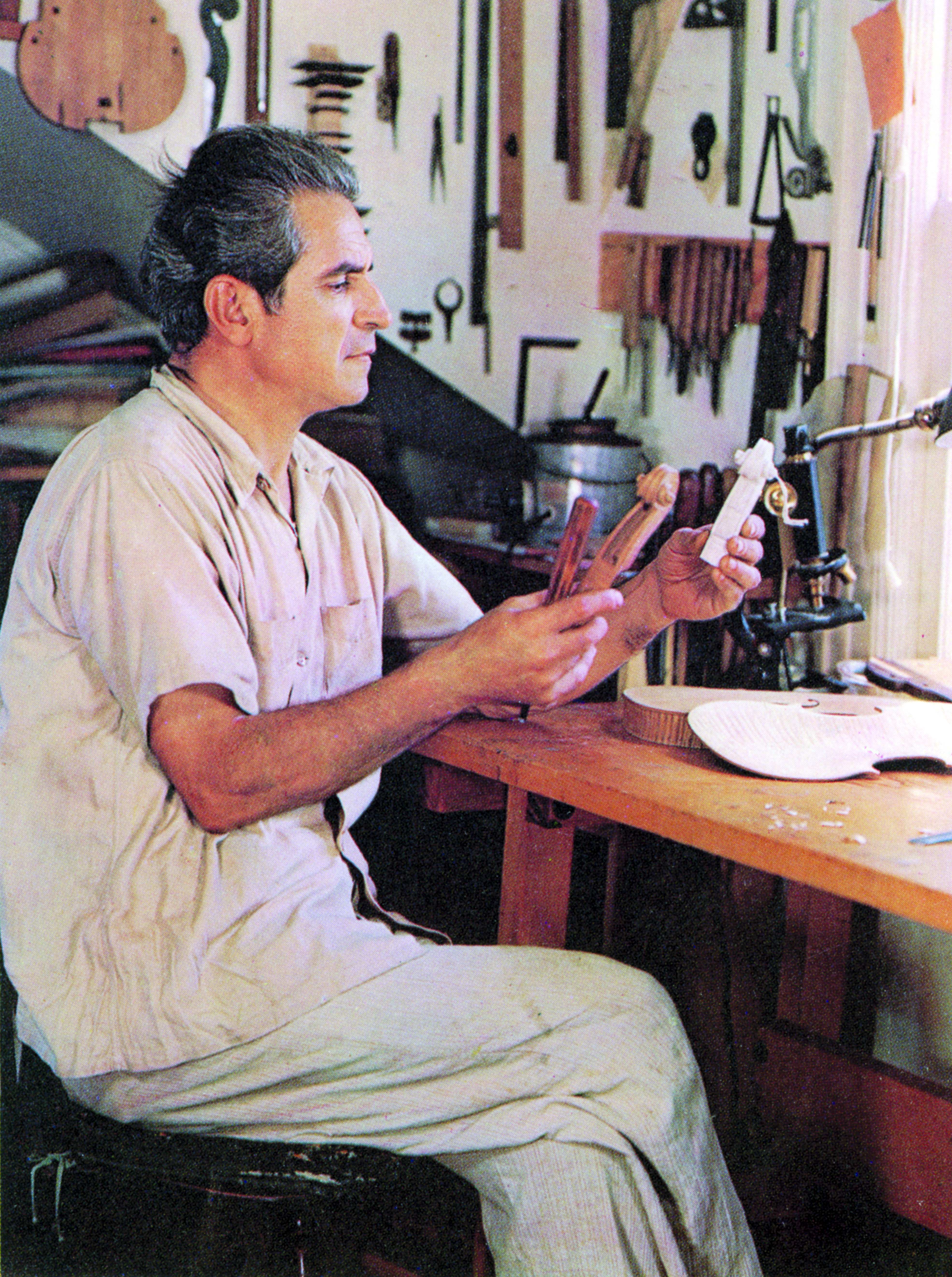 Simone Fernando Sacconi al banco da lavoro nel suo laboratorio privato di Point Lookout, Long Island, NY, 1948