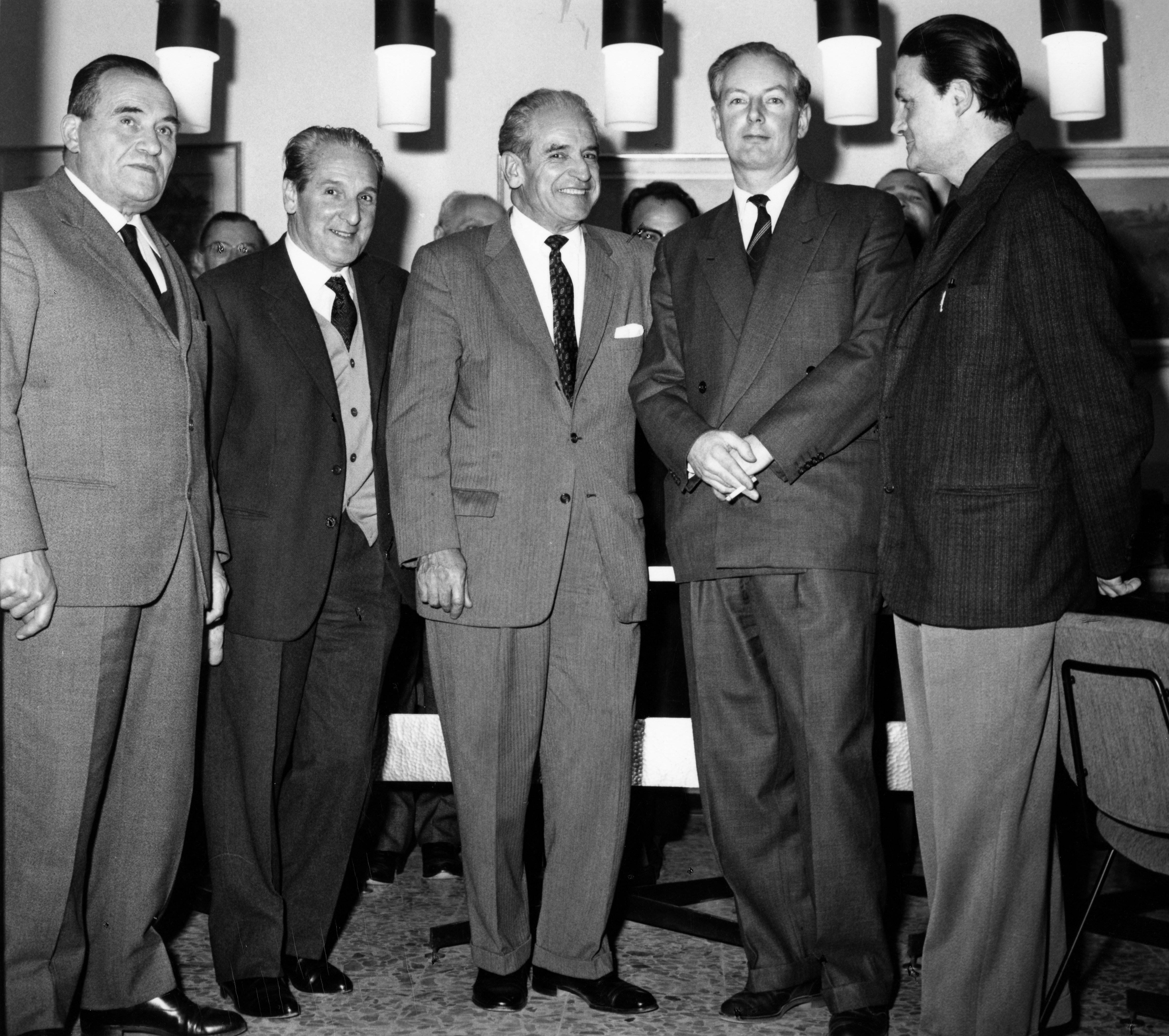 Da sinistra: Il maestro liutaio Ferdinando Garimberti, il maestro Dante Gerelli (direttore de “La Camerata” di Cremona), il Maestro Sacconi, il liutaio e collezionista Desmond Hill e il maestro liutaio Pietro Sgarabotto durante la cerimonia di presentazione del violino di Antonio Stradivari «Cremonese» 1715 acquistato dall’Ente Provinciale del Turismo. Cremona, 1962 Foto © Archivio Bissolotti