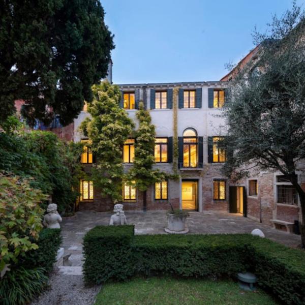 Palazzetto Bru Zane, facciata all'imbrunire (foto Matteo De Fina)