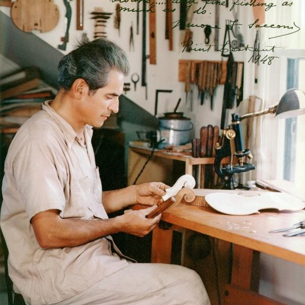 Simone Fernando Sacconi al banco da lavoro del proprio laboratorio privato (Point Lookout, Long Island, NY, 1948)