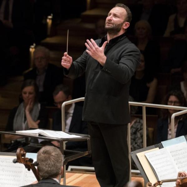 Kirill Petrenko (Foto Monika Rittershaus)