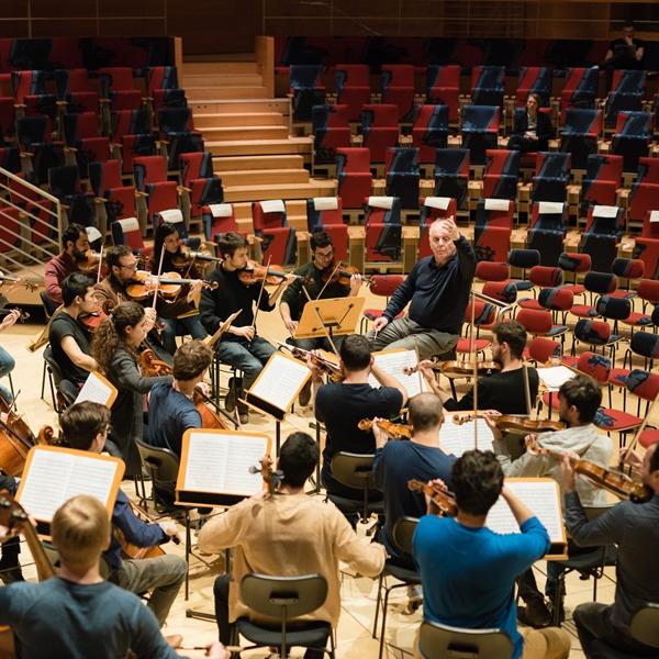 Barenboim in prova con gli studenti della Barenboim Said Akademie (Foto Peter Adamik)