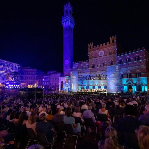 Un concerto in Piazza del Campo (Foto Roberto Testi)