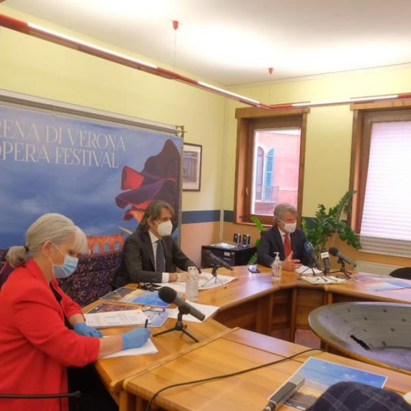 Cecilia Gasdia e il sindaco Sboarina alla conferenza stampa (Foto Ennevi)