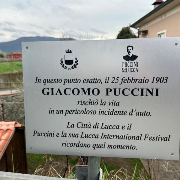 La targa che segnala il luogo dell'incidente (Festival Puccini e la sua Lucca)