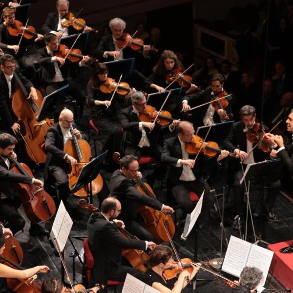 Daniele Gatti e la Filarmonica della Scala (Foto Brescia e Amisano)