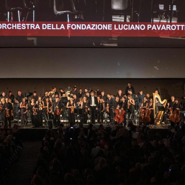L’Orchestra Fondazione Luciano Pavarotti diretta da Matteo Parmeggiani (Foto Andrea Ranzi)