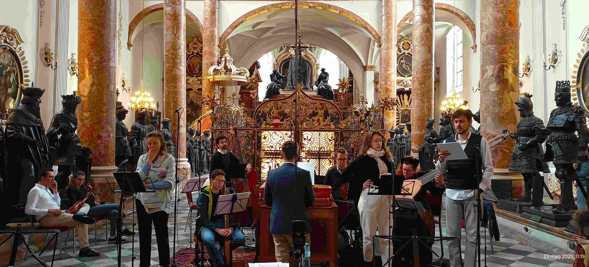 L'Ensemble der Innsbrucker Hofmusik durante la prova nella Hofkirche (foto di Paolo Scarnecchia) 