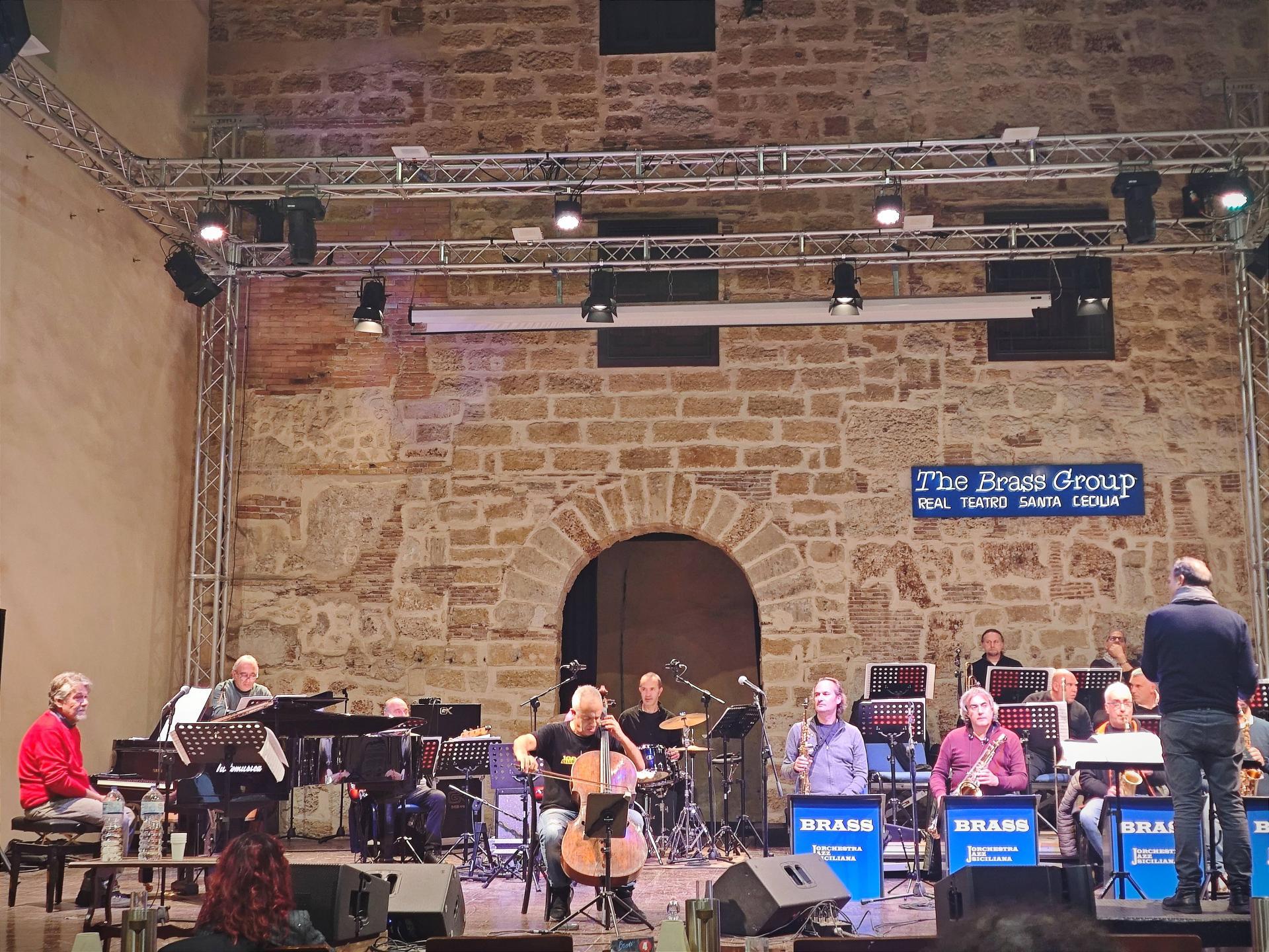 Giovanni Sollima durante le prove con l'Orchestra Jazz Siciliana. 