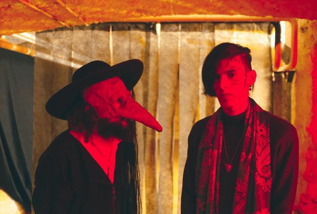 Vinicio Capossela e Young Signorino insieme, esce domani +Peste Vinicio Capossela e Young Signorino insieme, esce domani +Peste