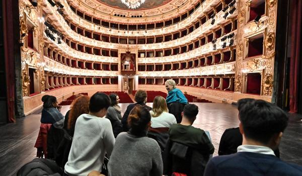 Il soprano Renata Scotto (al centro), docente d'eccezione dell'Accademia Verdiana del Teatro Regio di Parma Accademia Verdiana del Teatro Regio di Parma