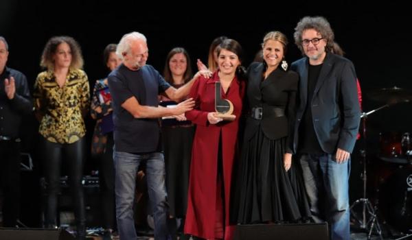 Cristiana Verardo, vincitrice edizione 2019, premiata da Tosca, Ferruccio Spinetti e Gaetano d'Aponte Premio Bianca d'Aponte 2021
