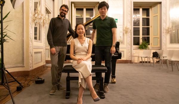 I premiati del 26° Concorso Rina Sala Gallo (2022): da sinistra Bašić Ivan (2° premio), la vincitrice Choi Young Sun e Na Seunghyuk (3° classificato) 27° Concorso Pianistico Internazionale Rina Sala Gallo