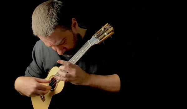 Prof. Giovanni Albini, docente del Vivaldi, compositore e ukulelista noto a livello internazionale Conservatorio di Musica 'A. Vivaldi' di Alessandria: 1° corso ad indirizzo Ukulele