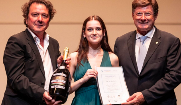 La vincitrice del Concorso con il sindaco Antonio Miatto e il presidente del Consorzio Prosecco DOC Stefano Zanette 33° Concorso di Violino “Città di Vittorio Veneto” Premio Internazionale Prosecco DOC