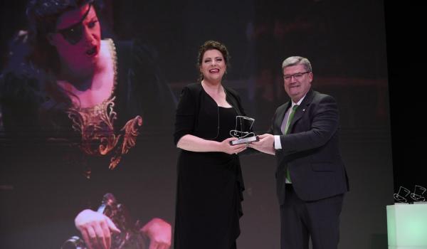 Daniela Barcellona riceve il premio dal sindaco di Bilbao Juan Mari Aburto (foto E. Moreno Esquibel) Opera di Bilbao 'Tutto Verdi International Awards'