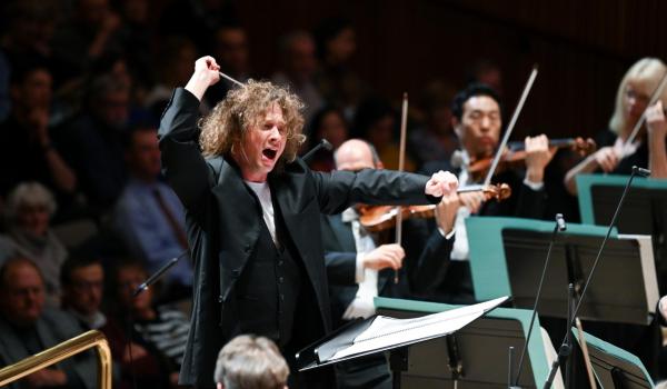Santtu-Matias Rouvali – Philharmonia Orchestra (foto Chris Christodoulou) Santtu-Matias Rouvali – Philharmonia Orchestra (foto Chris Christodoulou)