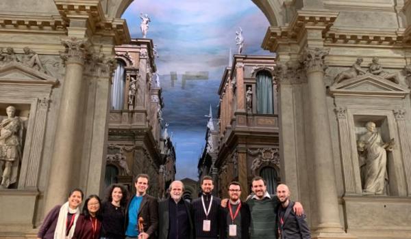 Andrea Marcon e l'ensemble cha accompagna i cantanti