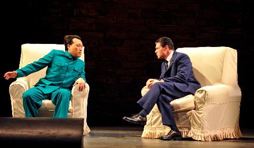 foto Marie-Noëlle Robert-Théâtre du Châtelet: Mao Zedong (Alfred Kim), Nixon (Franco Pomponi) 