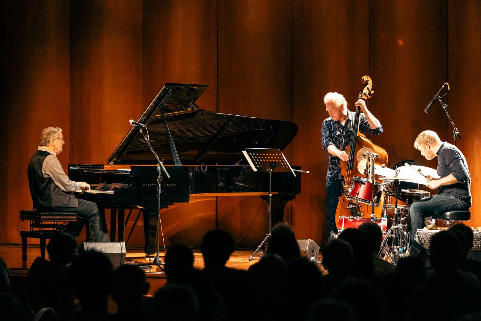 Bobo Stenson Trio (foto Elisa Magnoni) Bobo Stenson Trio (foto Elisa Magnoni)