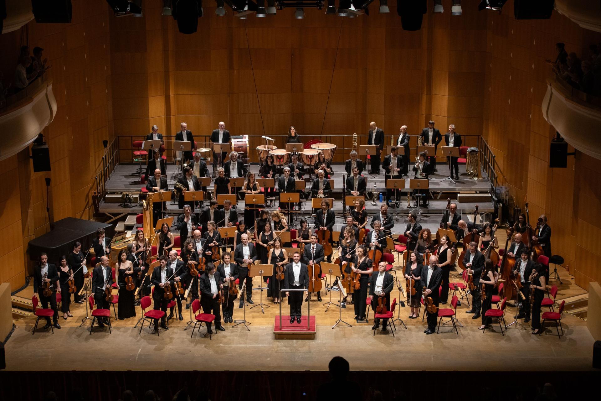 Bernàcer e l’Orchestra del Teatro Comunale di Bologna (Foto Andrea Ranzi) Bernàcer e l’Orchestra del Teatro Comunale di Bologna (Foto Andrea Ranzi)
