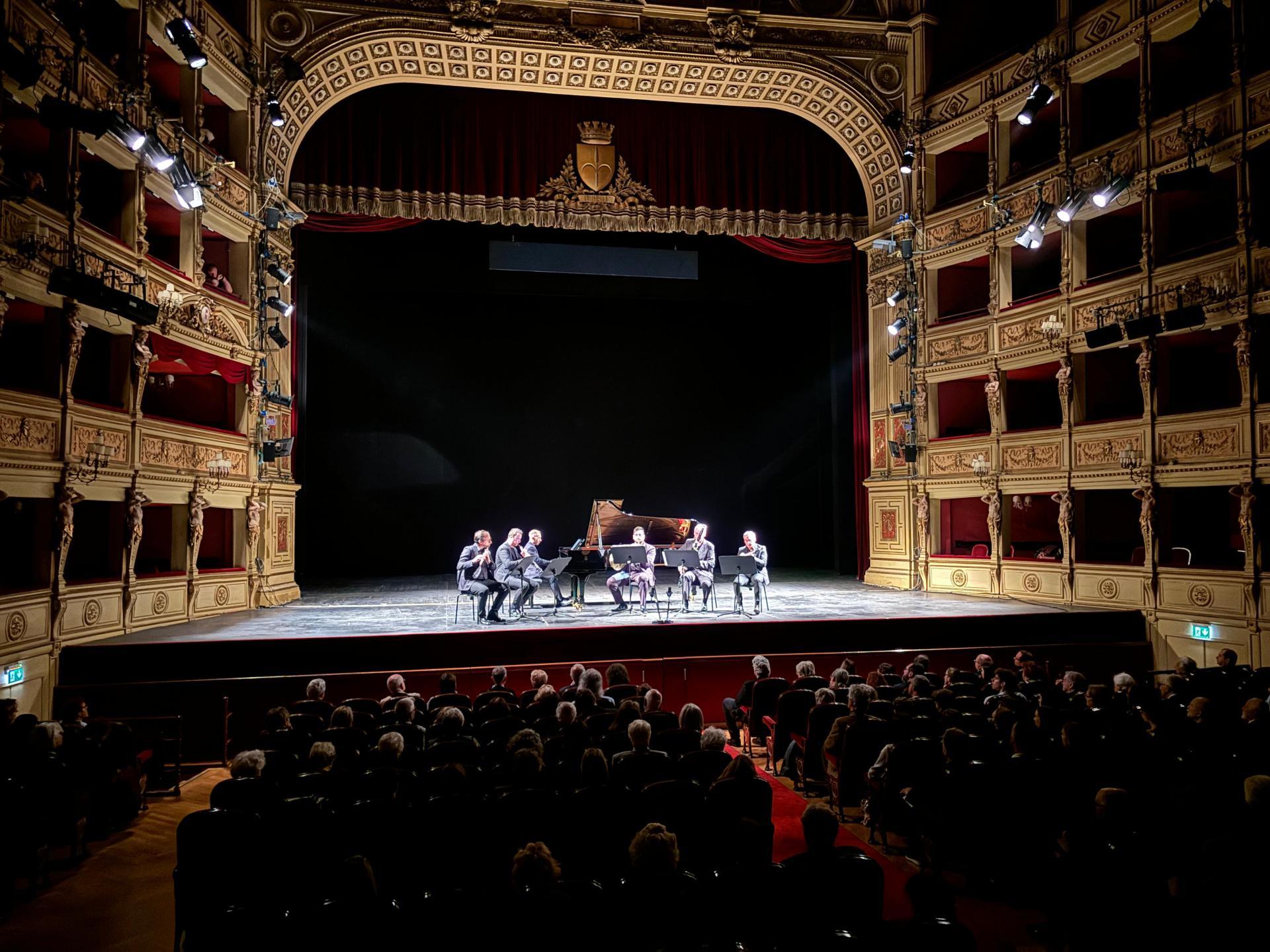 Orazio Sciortino e i solisti del Teatro alla Scala (Foto Maria Cristina Zerboni)