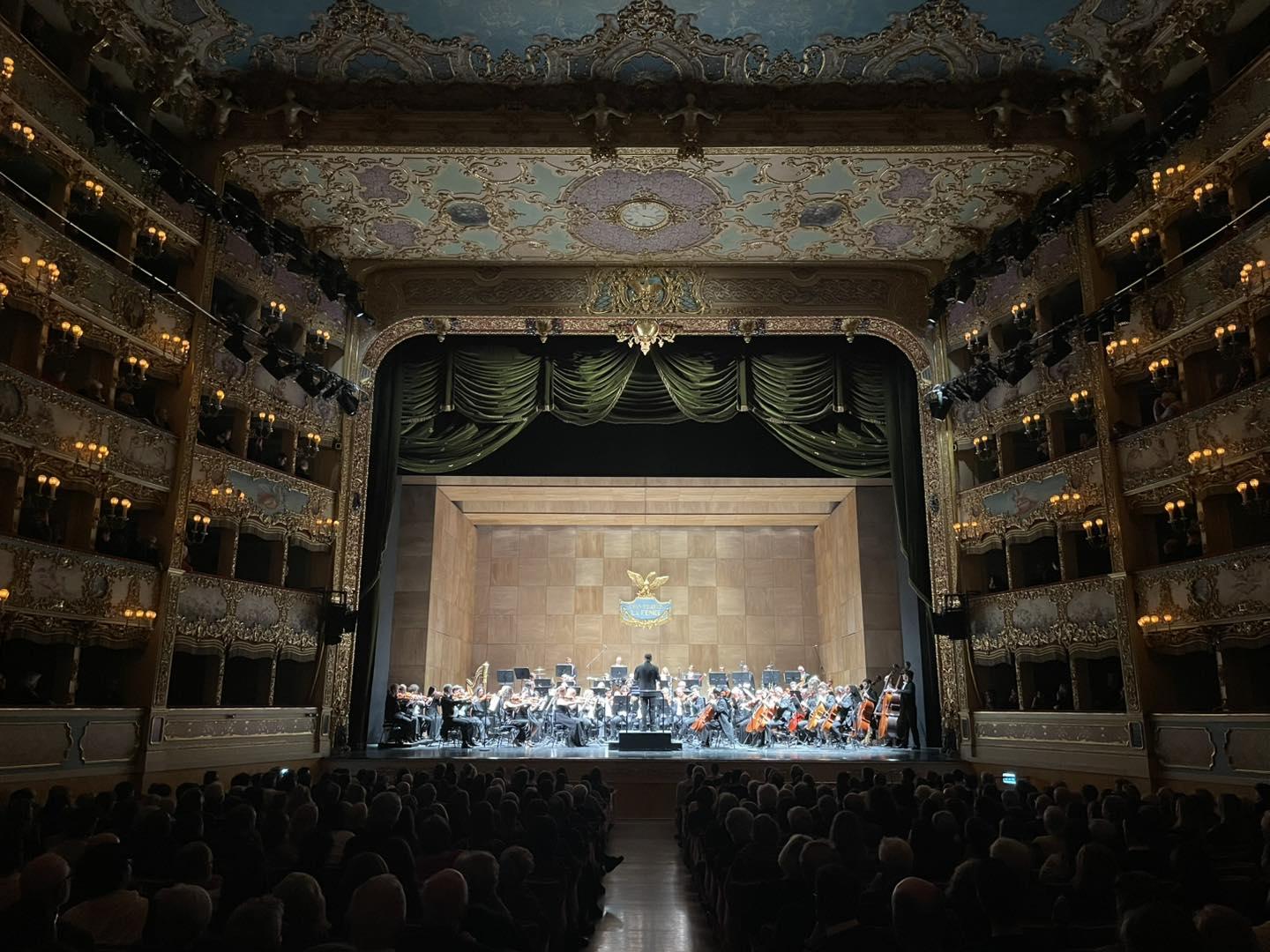 Il concerto diretto da Charles Dutoit (Foto Teatro La Fenice) Il concerto diretto da Charles Dutoit (Foto Teatro La Fenice)