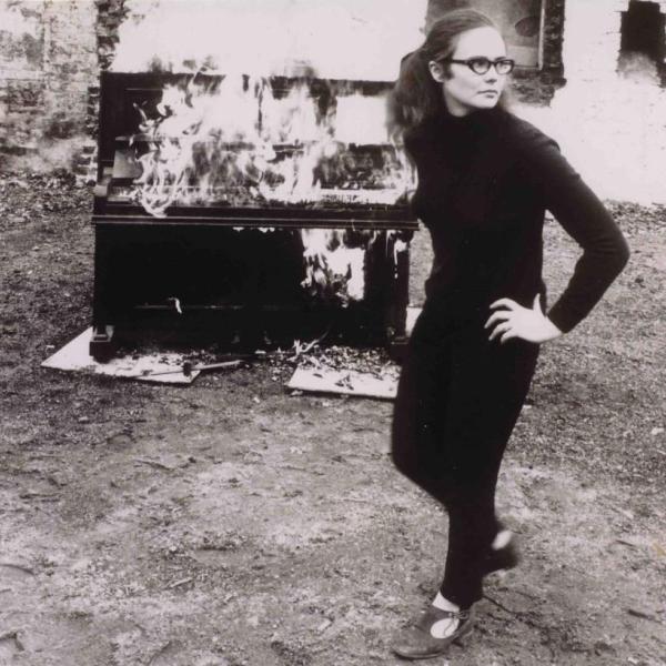 Annea Lockwood Piano Burning, London 1968 (foto Geoff Adams)