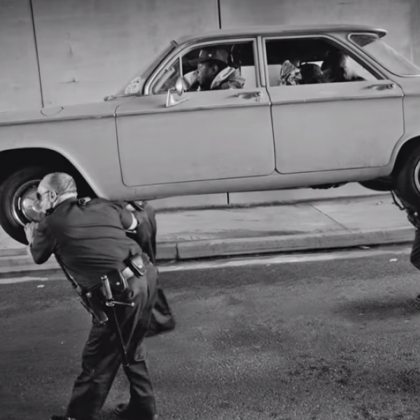 Fotogramma dal video di "Alright" di Kendrick Lamar