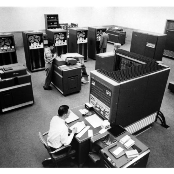 L’IBM 704, utilizzato per "Music I", il primo software dei "Music N", realizzato ai laboratori Bell nel 1957.