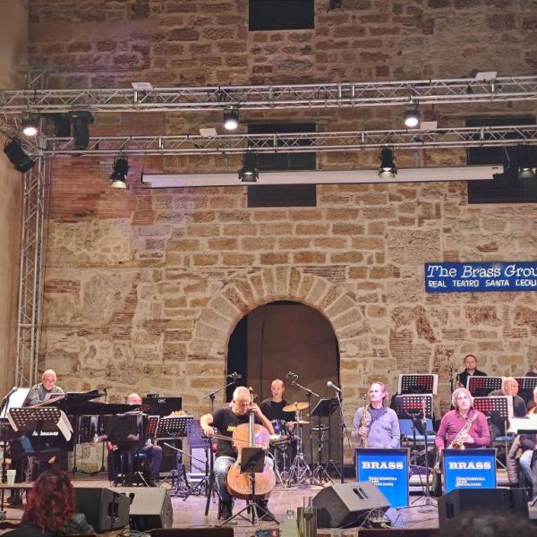 Giovanni Sollima durante le prove con l'Orchestra Jazz Siciliana. 