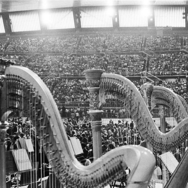 Palazzo dello Sport, Milano, concerto dell'orchestra della Scala diretto da Claudio Abbado 1978 (Foto Lelli e Masotti) 