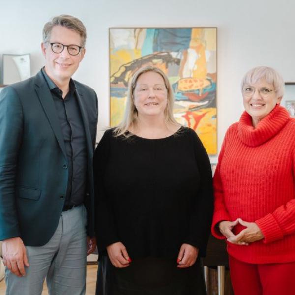 Katharina Wagner fra il Ministro bavarese per la Scienza e la Cultura Markus Blume e la responsabile per la Cultura e i Media del governo federale tedesco Claudia Roth (Foto Axel König / Bayerische Staatsministerium für Wissenschaft und Kunst)