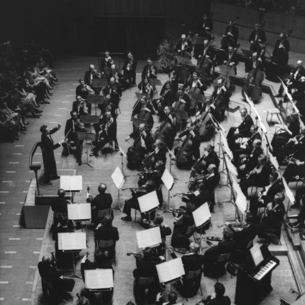 Guido Cantelli dirige la Philharmonia Orchestra (Foto Paul Wilson/Warner Classics)