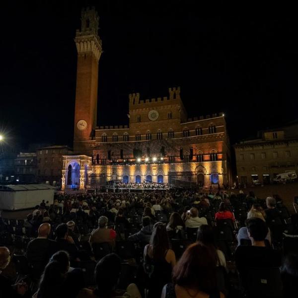 Concerto in Piazza del Campo ( Foto Roberto Testi)