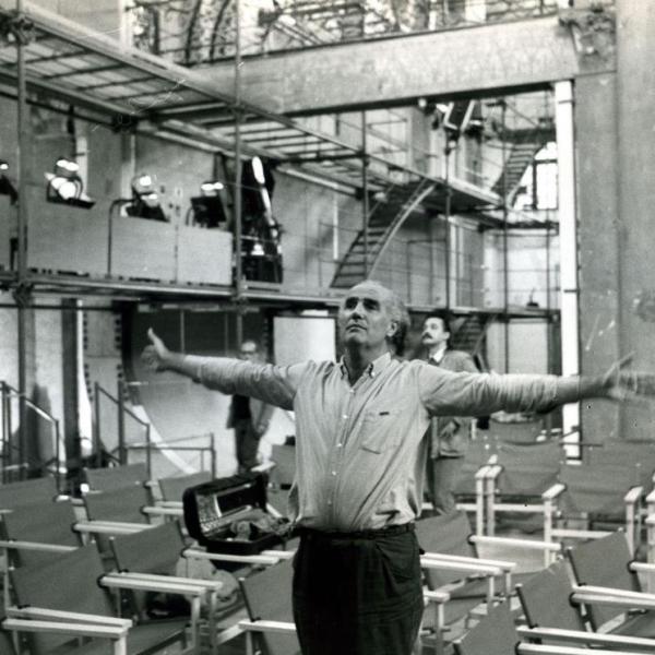 Luigi Nono durante l'allestimento di Prometeo, Chiesa di San Lorenzo 1984 (Foto Lorenzo Capellini, courtesy Archivio della Biennale)