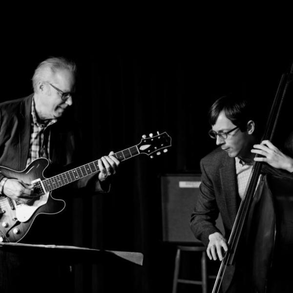 Bill Frisell e Thomas Morgan (foto John Rogers - ECM Records)