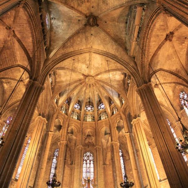 Interno di una cattedrale gotica 