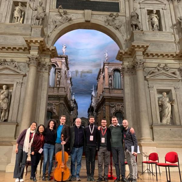 Andrea Marcon e l'ensemble cha accompagna i cantanti