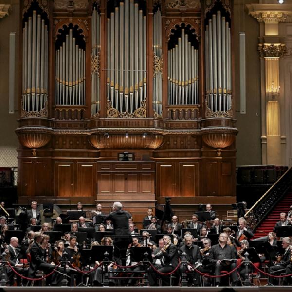 Gianandrea Noseda e l'Orchestra del Concertgebouw (Foto Milagro Elstak)