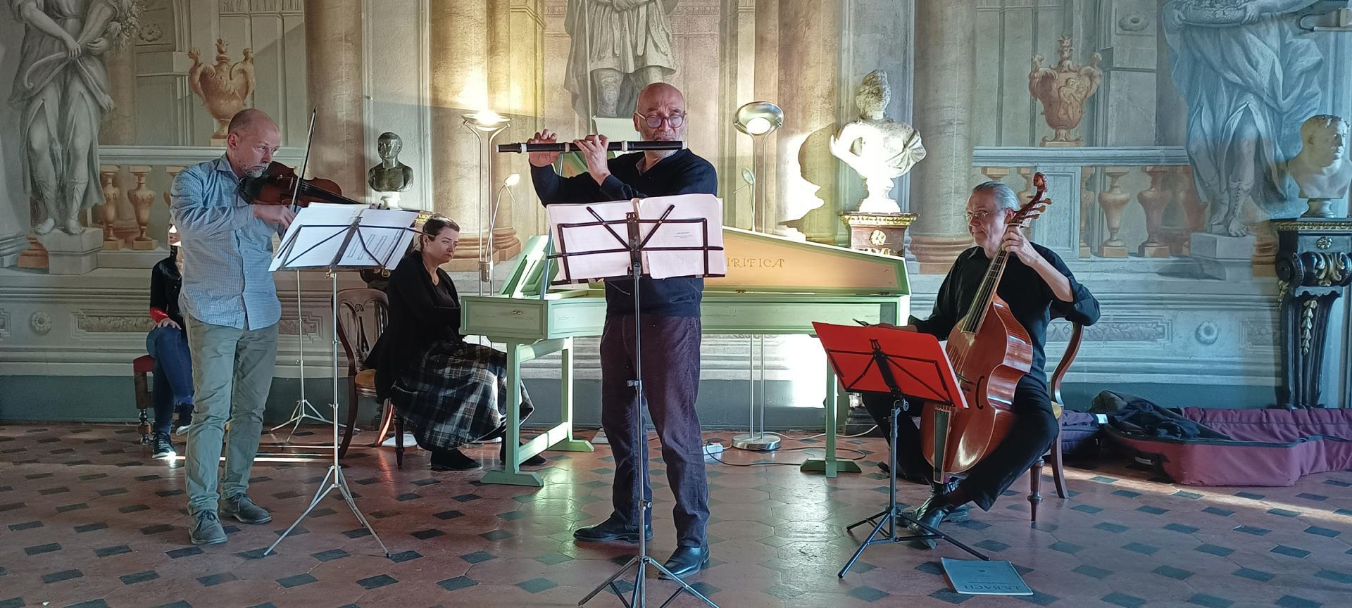 Auser Musici durante la prova generale nella Villa di Corliano (foto di Paolo Scarnecchia)