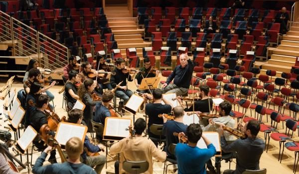 Barenboim in prova con gli studenti della Barenboim Said Akademie (Foto Peter Adamik)