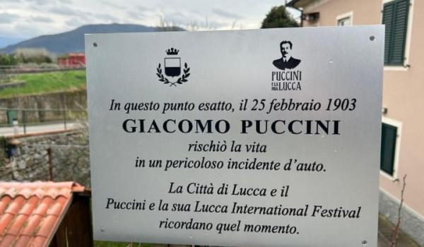 La targa che segnala il luogo dell'incidente (Festival Puccini e la sua Lucca)