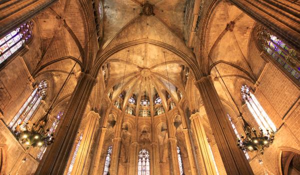 Interno di una cattedrale gotica 