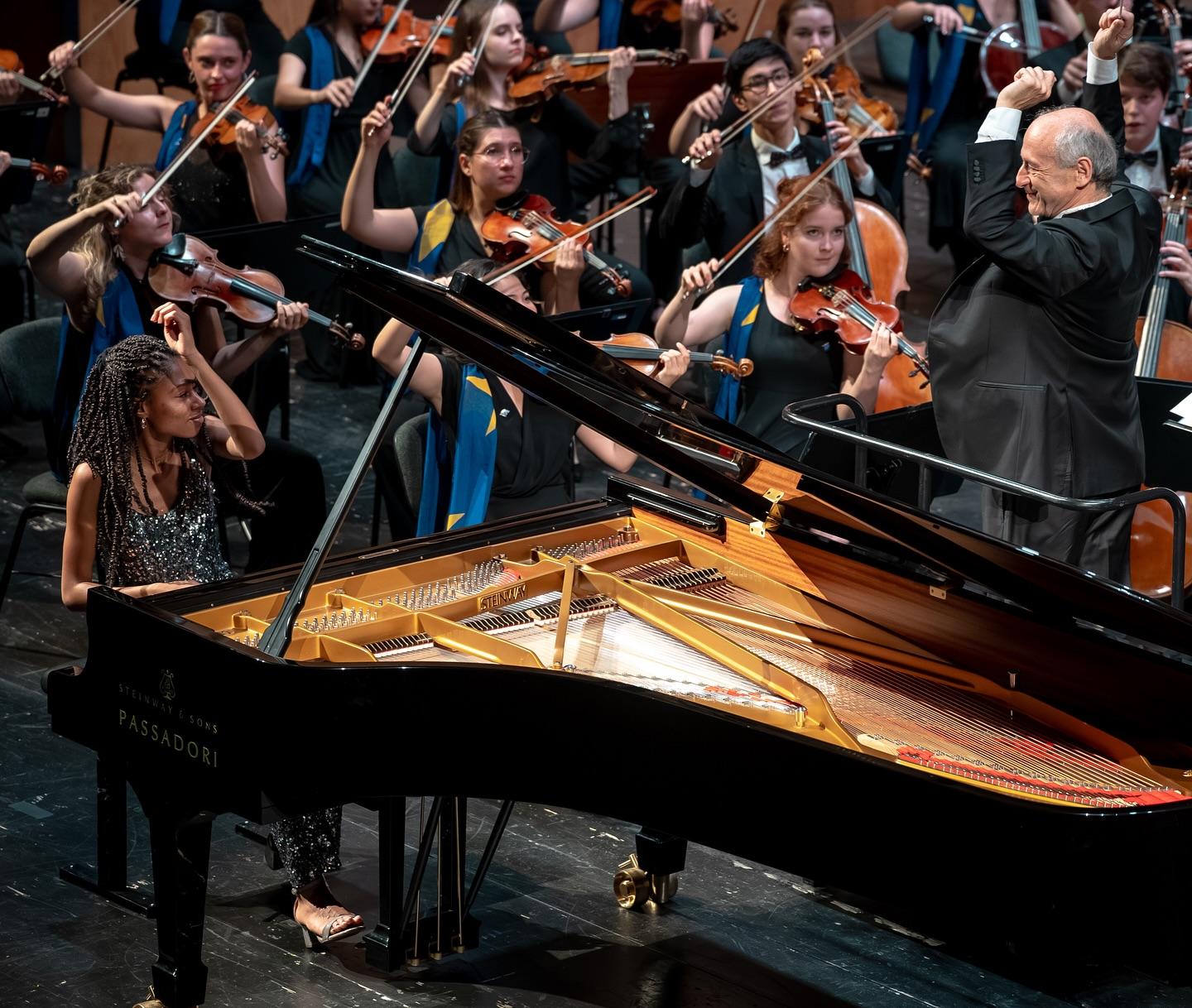  Isata Kanneh-Mason con EUYO diretta da Iván Fischer (Foto Anna Cerrato)